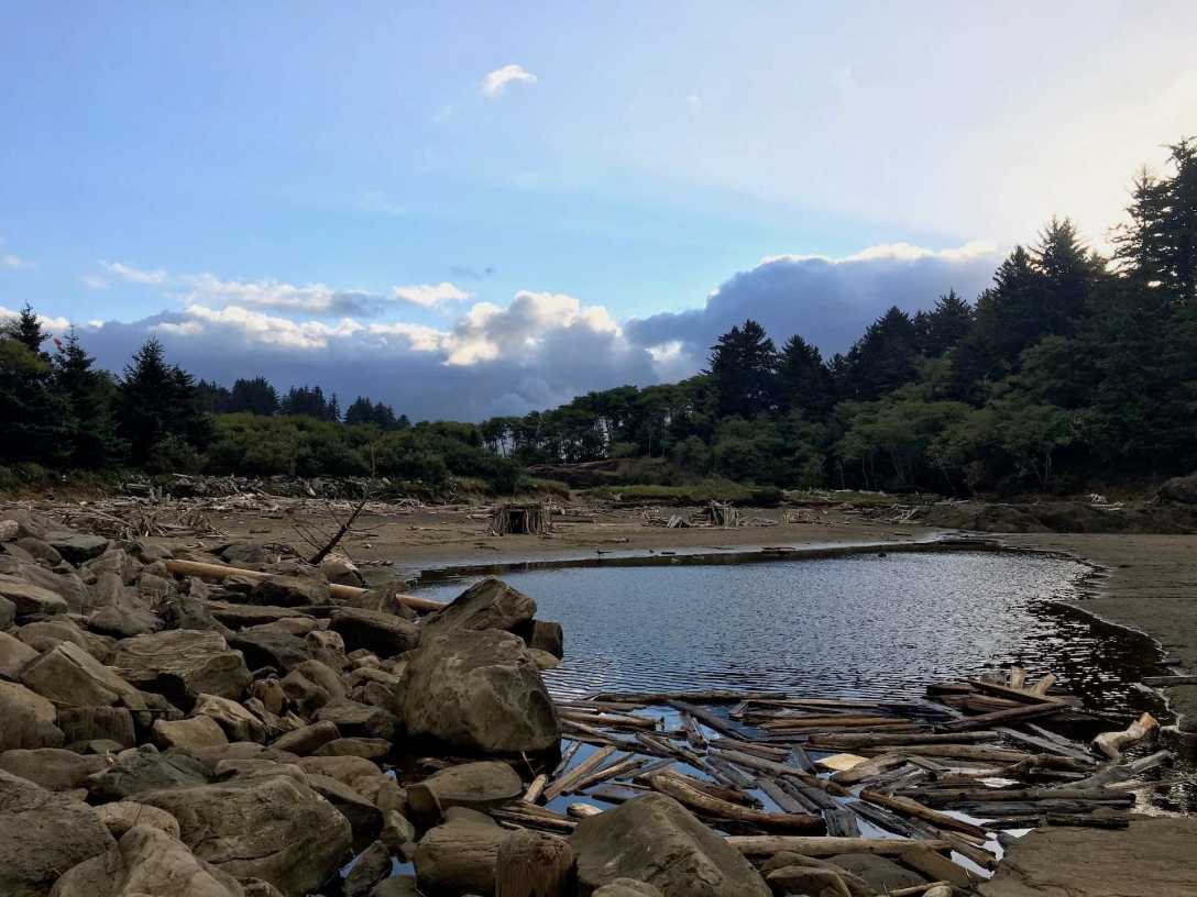 driftwood and boulders on Waikiki Beach Cape Disappointment State Park