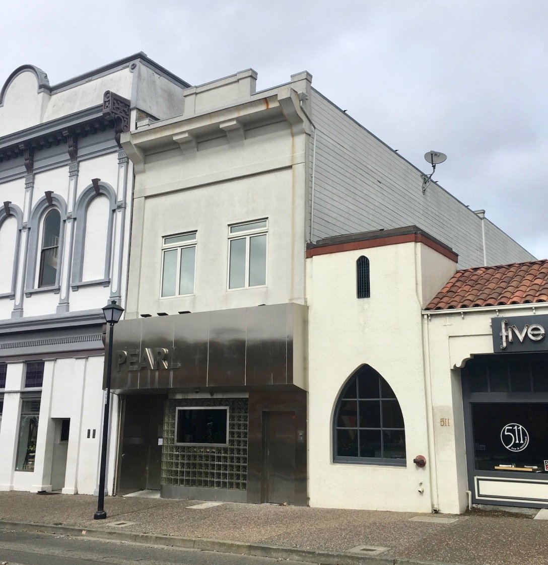 Pearl Lounge in Old Town Eureka California