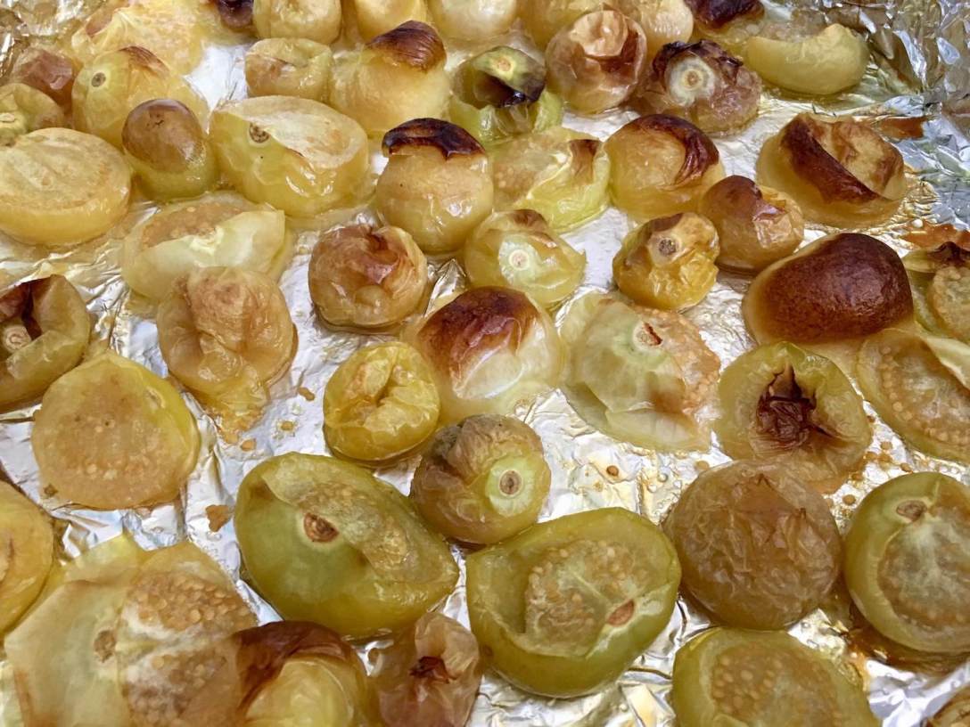 Oven roasting tomatillos